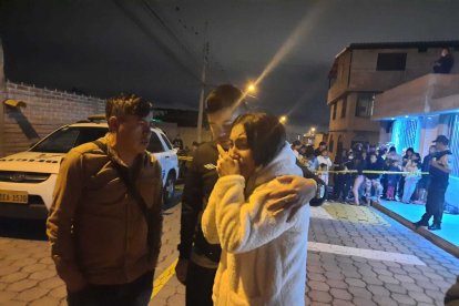 Familiares lloran el trágico suceso en los exteriores de la casa.