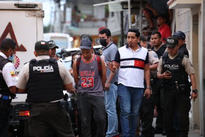 El detenido (de camiseta sin magas) registra dos antecedentes por tráficos de sustancias, según la Policía.