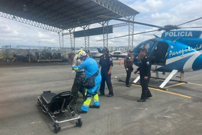 El agente que sobrevivió al ataque armado fue trasladado en un helicóptero a Guayaquil, para que pueda recibir atención médica. Estaba herido en un brazo.