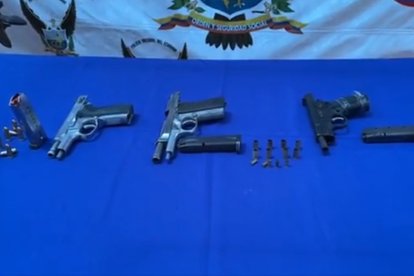 Las armas que se encontraron en el poder de los sicarios.