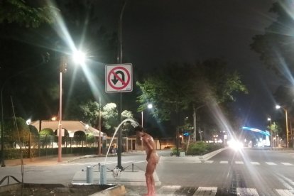 Cerca de las 20:30 fue sorprendido el hombre duchándose. Ni el ‘pacheco’ lo corrió.