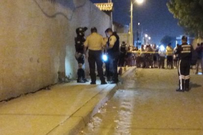 Policías recogen indicios tras tiroteo en Manta.