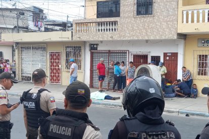 La mujer, de aproximadamente 50 años, iba a dirigirse a su trabajo en el instante del ataque.