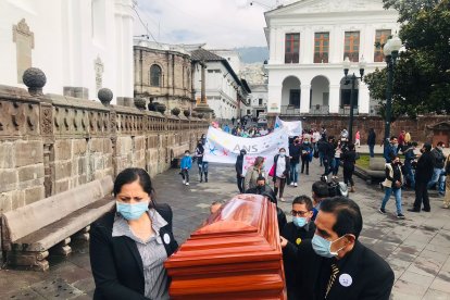Alegan que medicinas y tratamientos no llegan para ellos.