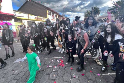 La agrupación organiza comparsas con diferentes temáticas para las fiestas de la parroquia.