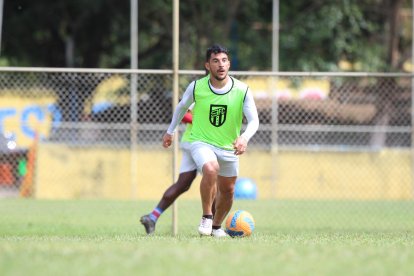 Joaquín Vergés llegó a 9 de Octubre para jugar como volante mixto, al lado de Renny Jaramillo.