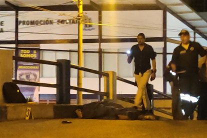 A Carlos Alfredo Zambrano Toala le ‘corrieron plomo’ cuando conversaba.