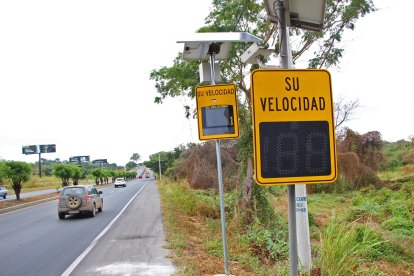 Dos por falta de uno. Si no lo registra un radar, lo hará el otro. Esa es, al parecer, la explicación ante la existencia de dos radares casi pegados.