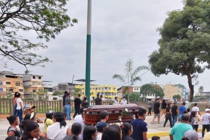 El féretro de Derly fue llevado por las calles de Barreiro, donde vivía con su familia.