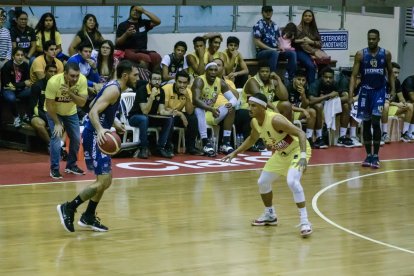 Barcelona y Leones protagonizaron un intenso partido en el coliseo Abel Jiménez Parra de Guayaquil. La victoria fue para los riobambeños.