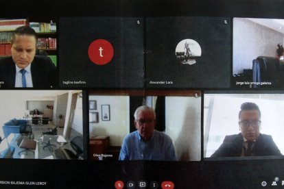 En la imagen, el adulto mayor está con camisa celeste. Es el falso testigo.