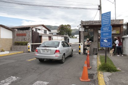 Los habitantes de la urbanización Real Alto construyeron dos garitas de acceso vehicular y peatonal sin permiso municipal.
