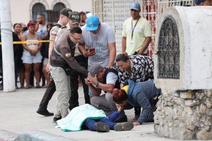 En el primer caso, una funcionaria fue asesinada mientras esperaba el bus para ir a su trabajo.