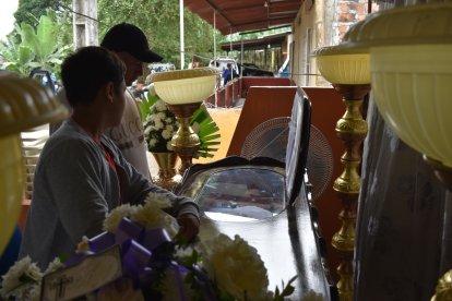 En el exterior de su casa colocaron el cofre mortuorio.