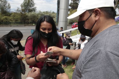 Jessica Bombón presentó su cédula antes de ingresar. Tardó unos ocho minutos en cumplir con el proceso de entrega de su hoja de vida.