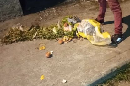 El despojo humano estaba en un costal con restos de alimentos.