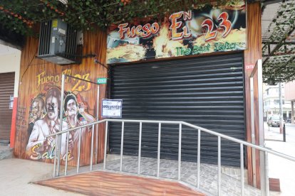 Este sábado en el sitio se observan sellos de clausura.