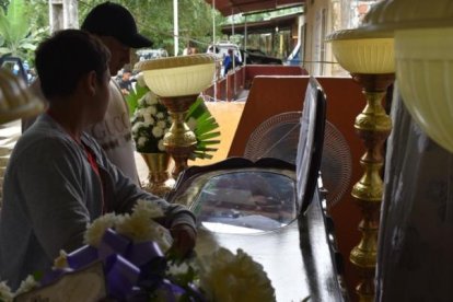 En el exterior de su casa colocaron el cofre mortuorio.