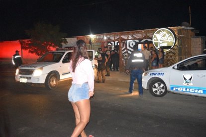 Una pareja fue asesinada cuando disfrutaban dentro del bar.