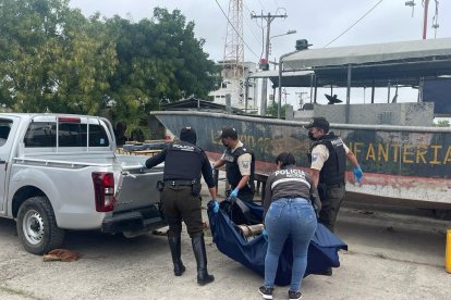 Al parecer, pretendieron dejar hundida a la víctima en el agua, sujeta a una estructura de concreto.