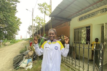 Maité Caicedo, en su casa de la ciudadela José Dáger de La Troncal, junto a sus dos medallas de oro panamericanas.