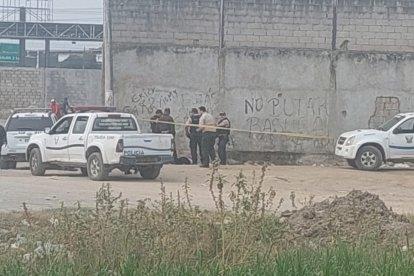En Durán, un hombre sin vida fue abandonado junto a la ciudadela Ejército.