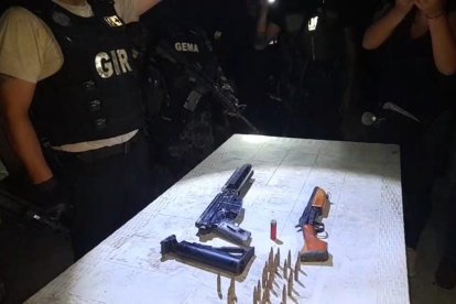 La policía intervino también una propiedad que presuntamente era utilizada por una banda para refugiar delincuentes donde decomisó armas de fuego.