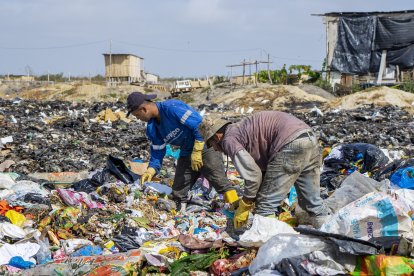 Recicladores buscan entre los escombros algo que les sirva. Ya se acostumbraron a la hediondez del lugar.