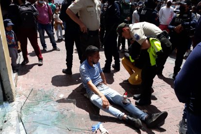 El extranjero corrió cuando vio a los agentes y se estampó contra un escaparate.