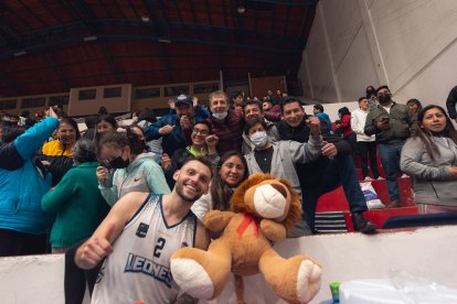 Los Leones contaron con el apoyo de sus hinchas que llenaron el coliseo de Riobamba.