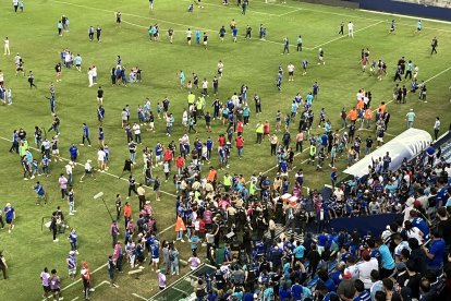 Hinchas de Emelec invadieron el campo de juego.