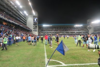 Hinchas de Emelec invadieron el campo de juego.
