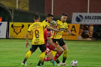 El Ídolo del astillero se trajo el triunfo de Ambato, a pesar de que jugó con 10 futbolistas desde el minuto 24.