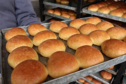 Fotografía de un latón de "cholas", panecillos de harina de trigo, el 9 de junio de 2022, en Guano (Ecuador).