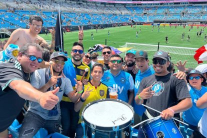 Decenas de hinchas ecuatorianos forman parte de la barra brava del Charlotte FC.