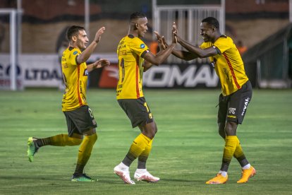 La alegría amarilla en Ambato, al ganarle 2-0 a Macará, Emmanuel Martínez, Fidel Martínez y Leonel Quiñónez.
