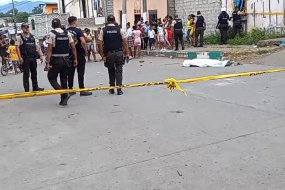 En la calzada quedó el cuerpo sin vida de Anthony, alias Pollo.