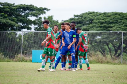Sebastián Tarira (c) fue el central de la Sub 18 de Emelec que jugará en el equipo de primera.
