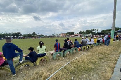 El sitio más bacán para ver fútbol: los palcos hechos de neumáticos usados.