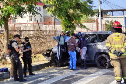Gendarmes buscaron indicios en la escena del ataque.
