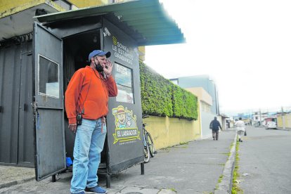 José Briones está armado con un pito para ahuyentar a los delincuentes. En bicicleta va de ‘cacería’.