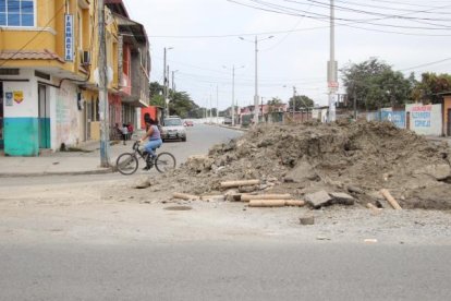 Una obra que inició este año y quedó estancada en la avenida Juan León Mera, que divide a los sectores El Paraíso, Hogar y Techo, Abel Gilbert 2 y Santa Rosa, interrumpe el tránsito vehicular.