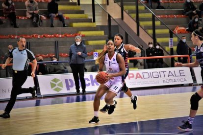 En la temporada pasada, Blanca Quiñónez finalizó como una de las mejores juveniles de la Serie A del baloncesto italiano.