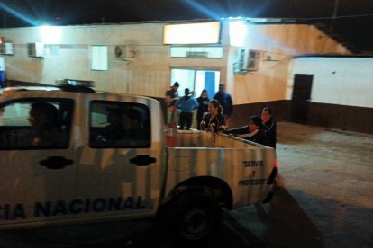 Los familiares de Pedro Suárez Bacilio trataban de ver el cadáver luego de su levantamiento.