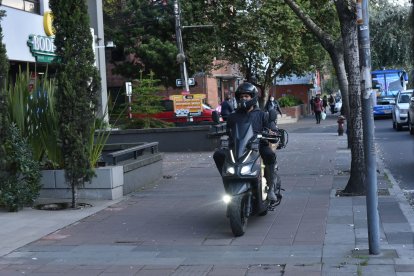 Se trepan en las veredas.