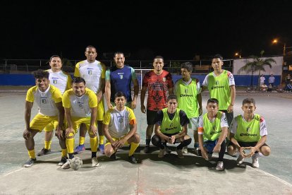 El representativo de Citop (amarillo y blanco) y el equipo Blanca Flor, dos animadores del torneo.