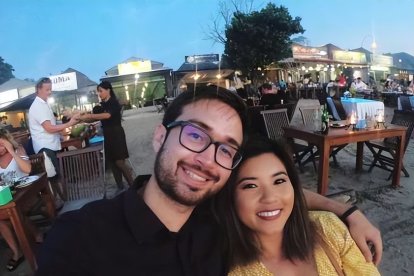 Su novia le donó un riñón y tras recuperarse él le 'adornó' la cabeza