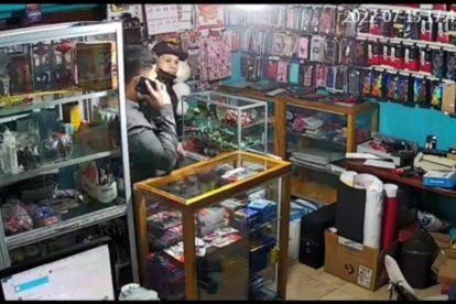 Los ladrones empujaron la vitrina del local y entraron a la fuerza. Uno de ellos tenía una pistola.