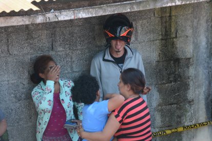 Familiares de la mujer asesinada trataban de calmar a su hijo, quien lloraba desconsolado.