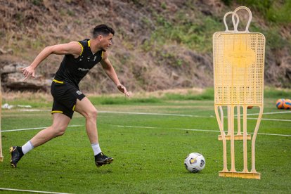 El defensa Paco Rodríguez entrenando para enfrentar a 9 de Octubre.